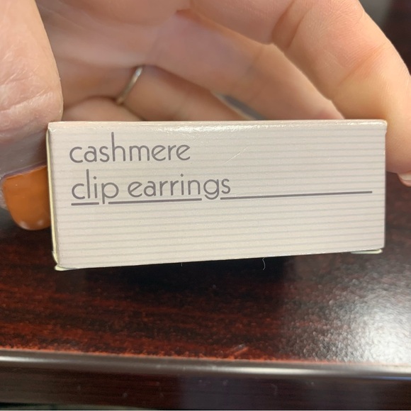 Avon “Cashmere” Goldtone and Pearl Drop clip Earrings. NIB 1987 - Picture 4 of 6